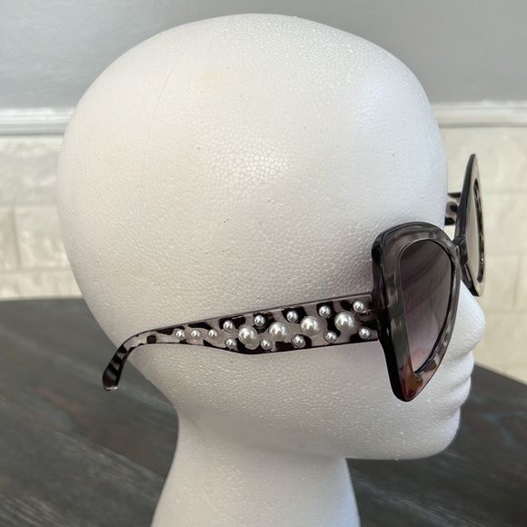Leopard print sunglasses w/faux pearl arms - Picture 5 of 5